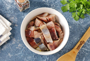 Салат с селедкой и маринованными огурцами Салат с селедкой и маринованными огурцами