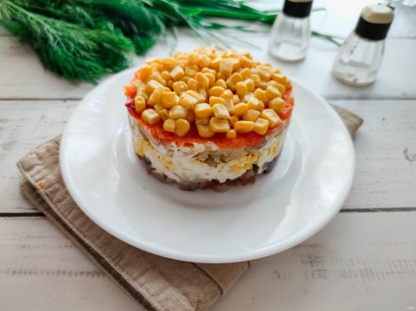 Слоеный салат с копченой рыбой Слоеный салат с копченой рыбой