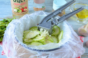Быстрая засолка кабачков в пакете