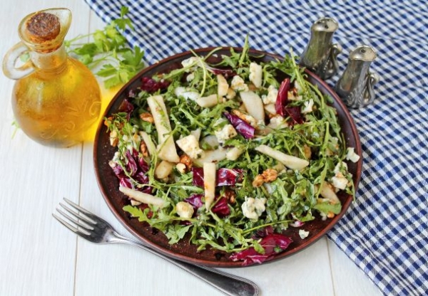 Салат с сыром с плесенью и грушей Салат с сыром с плесенью и грушей