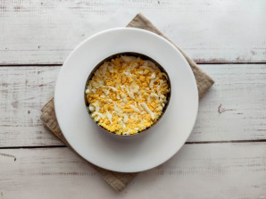 Слоеный салат с копченой рыбой Слоеный салат с копченой рыбой