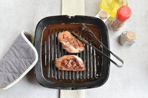 Утиные грудки под соусом