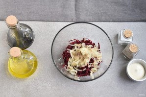 Салат со свежей свеклой Салат со свежей свеклой