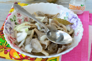 Маринованные вешенки с луком Маринованные вешенки с луком