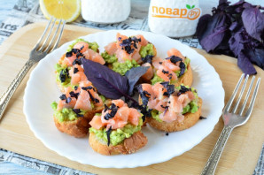 Брускетты с рыбой и авокадо