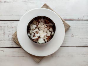 Слоеный салат с копченой рыбой Слоеный салат с копченой рыбой