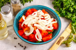 Салат с малосольными огурцами и помидорами Салат с малосольными огурцами и помидорами