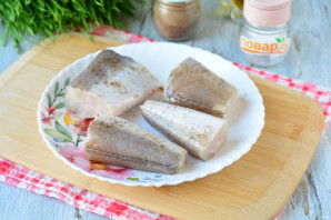 Рыба запеченная с чесноком в духовке Рыба запеченная с чесноком в духовке