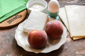 Слойки с творогом и персиками