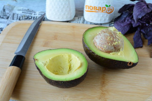 Брускетты с рыбой и авокадо