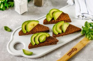 Брускетты с авокадо и семгой Брускетты с авокадо и семгой