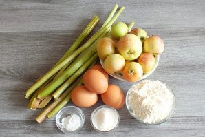 Пирог с ревенем и яблоками в мультиварке Пирог с ревенем и яблоками в мультиварке