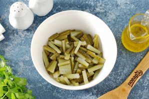 Салат с маринованными огурцами и яйцами