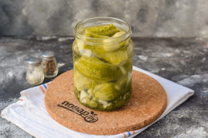 Малосольные огурцы с кинзой и чесноком Малосольные огурцы с кинзой и чесноком