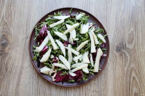 Салат с сыром с плесенью и грушей Салат с сыром с плесенью и грушей