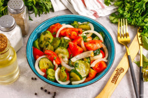 Салат с малосольными огурцами и помидорами Салат с малосольными огурцами и помидорами