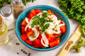 Салат с малосольными огурцами и помидорами Салат с малосольными огурцами и помидорами