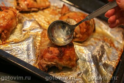 Куриные бедра в духовке, запеченные с зеленым маслом с базиликом Куриные бедра в духовке, запеченные с зеленым маслом с базиликом
