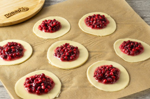 Шаньги с брусникой