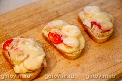 Горячие тосты с курицей, помидорами и сыром Горячие тосты с курицей, помидорами и сыром