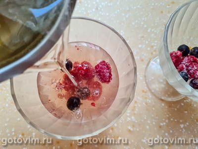 Желе из шампанского и ягод