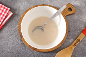 Дрожжевое тесто для пиццы с травами