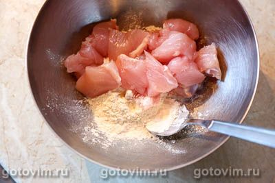 Куриные шашлычки на шпажках, жаренные в соевом соусе с паприкой Куриные шашлычки на шпажках, жаренные в соевом соусе с паприкой