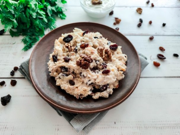 Овсяная каша с яблоком и изюмом Овсяная каша с яблоком и изюмом