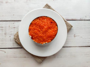 Слоеный салат с копченой рыбой Слоеный салат с копченой рыбой