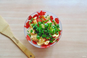 Салат с жареным яйцом и курицей Салат с жареным яйцом и курицей