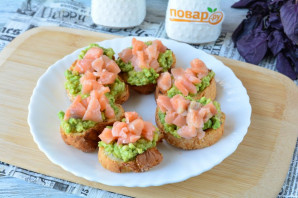 Брускетты с рыбой и авокадо