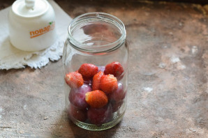 Компот из клубники и сливы на зиму Компот из клубники и сливы на зиму