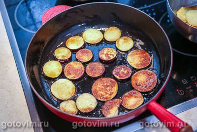 Рагу из свинины с жареными баклажанами и картофелем в соевом соусе