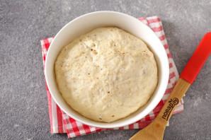 Дрожжевое тесто для пиццы с травами