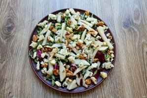 Салат с сыром с плесенью и грушей Салат с сыром с плесенью и грушей