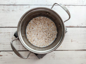 Овсяная каша с яблоком и изюмом Овсяная каша с яблоком и изюмом