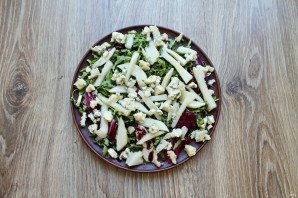 Салат с сыром с плесенью и грушей Салат с сыром с плесенью и грушей