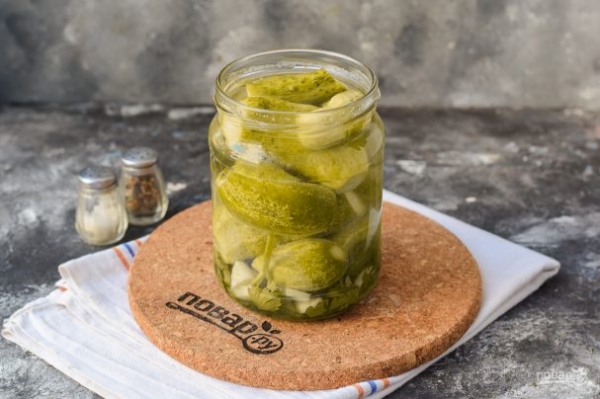 Малосольные огурцы с кинзой и чесноком Малосольные огурцы с кинзой и чесноком