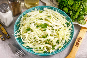 Салат с капустой и кинзой