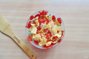 Салат с жареным яйцом и курицей Салат с жареным яйцом и курицей