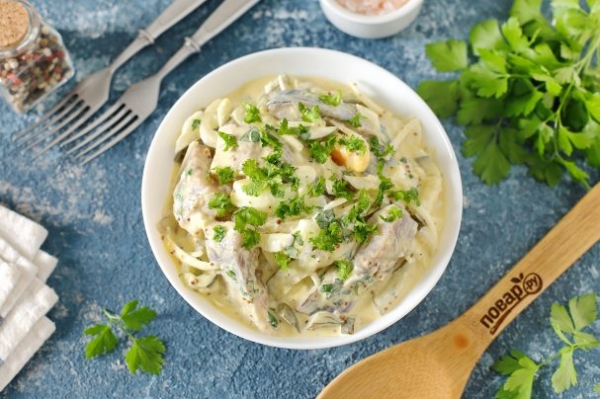 Салат с селедкой и маринованными огурцами Салат с селедкой и маринованными огурцами