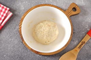 Дрожжевое тесто для пиццы с травами