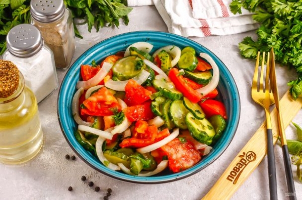 Салат с малосольными огурцами и помидорами Салат с малосольными огурцами и помидорами