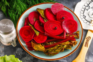 Маринованная свекла с ботвой Маринованная свекла с ботвой