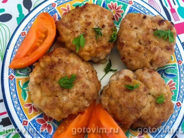 Тефтели с рисом и болгарским соусом лютеница Тефтели с рисом и болгарским соусом лютеница