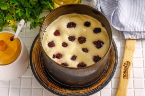 Бисквит с ежевикой Бисквит с ежевикой