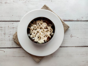 Слоеный салат с копченой рыбой Слоеный салат с копченой рыбой