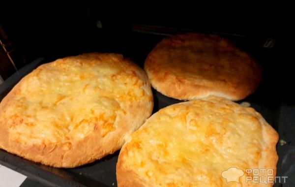 Рецепт: Хачапури по-имеретински - Лепёшки с сыром внутри и сыром снаружи. Хрустящие, ароматные - для любителей сыра! Рецепт: Хачапури по-имеретински - Лепёшки с сыром внутри и сыром снаружи. Хрустящие, ароматные - для любителей сыра!