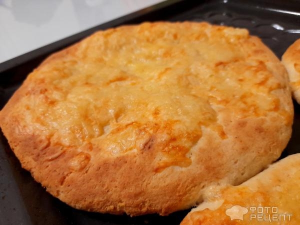 Рецепт: Хачапури по-имеретински - Лепёшки с сыром внутри и сыром снаружи. Хрустящие, ароматные - для любителей сыра! Рецепт: Хачапури по-имеретински - Лепёшки с сыром внутри и сыром снаружи. Хрустящие, ароматные - для любителей сыра!