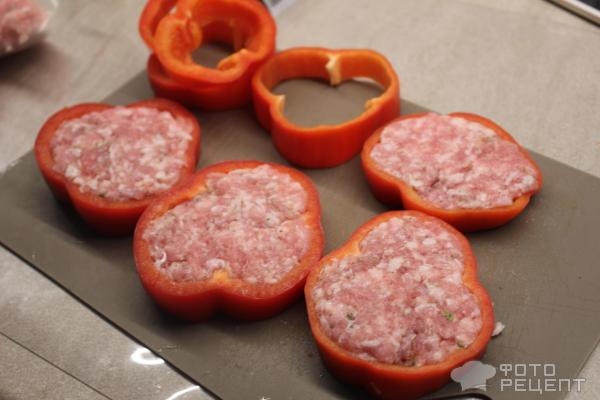 Рецепт: Перцы кольцами с фаршем - Под сыром сулугуни Рецепт: Перцы кольцами с фаршем - Под сыром сулугуни